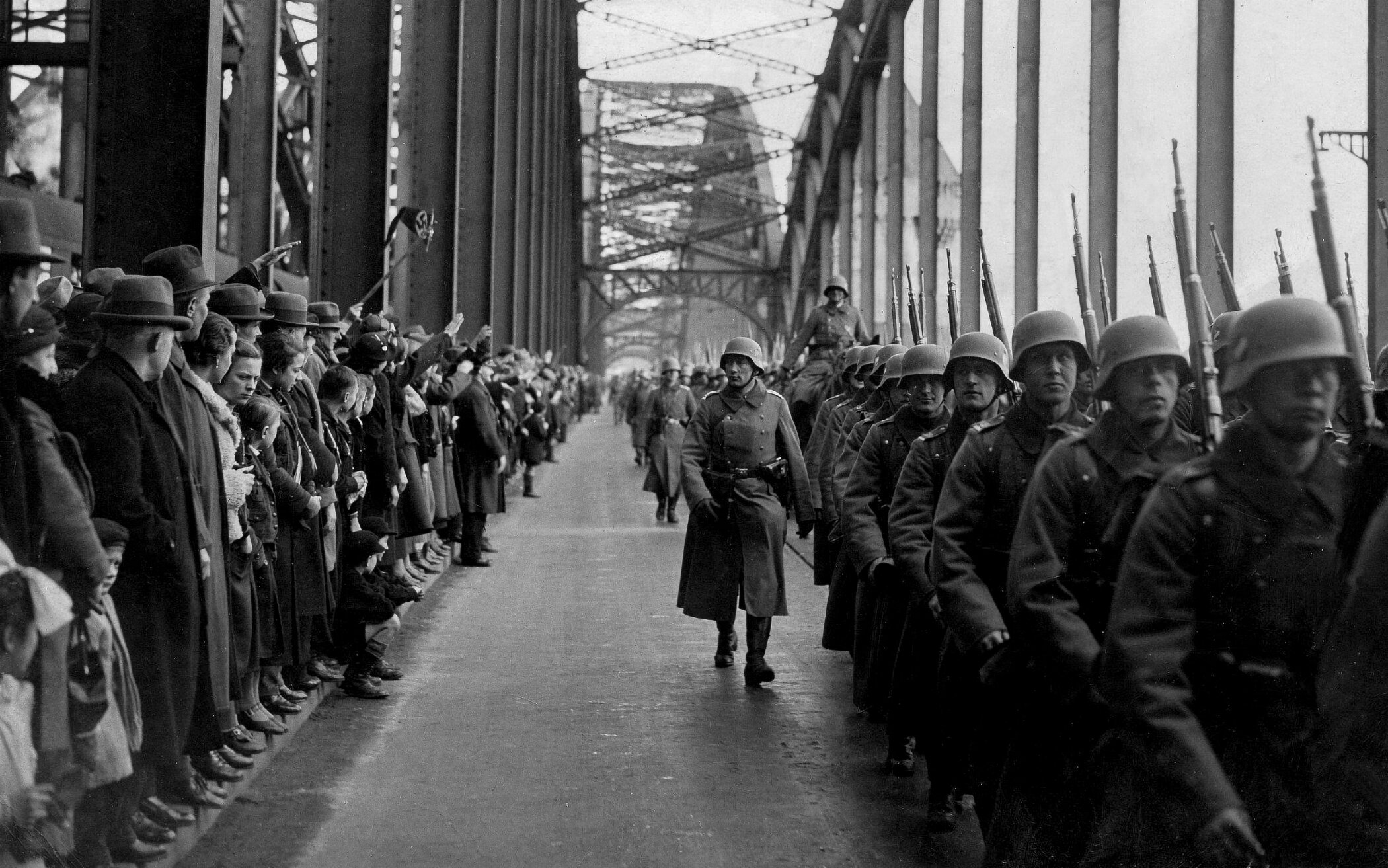 7 марта 1936 года. Немецкая пехота переходит мост Гогенцоллернов в Кёльне