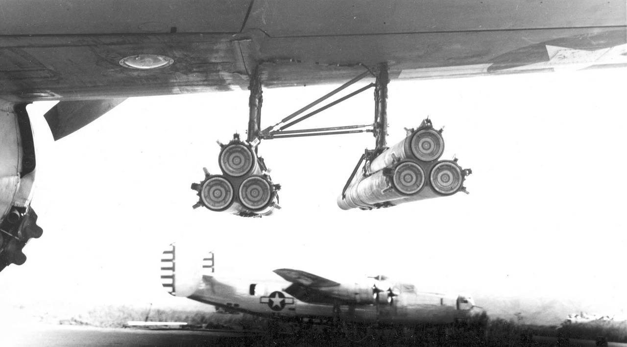М8 на самолёте, вид сзади, пусковая T30