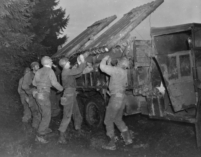 Ноябрь 1944-го. Зарядка РСЗО T27 18-й артиллерийский полк армии США в Хюртгенвальде