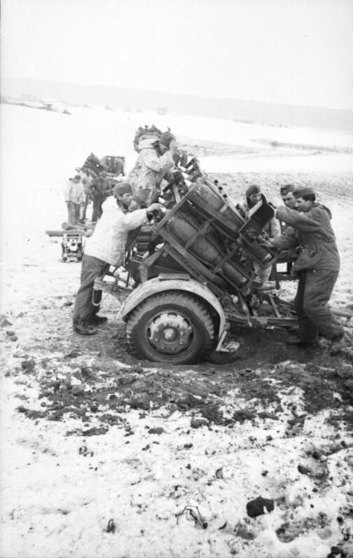 Январь 1944-го. Россия. Подготовка 30 см Nebelwerfer 42 к стрельбе