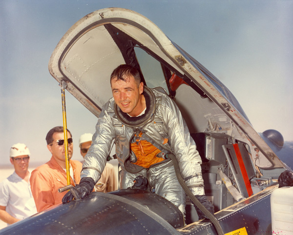 7 марта 1961 года Роберт Уайт разогнал самолёт (X-15) до скорости выше 4М (4,43 М)