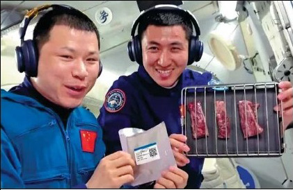 4 ноября 2025 г. ОКС «Тяньгун». Китайские космонавты первыми в космосе запекают и едят куриные крылышки