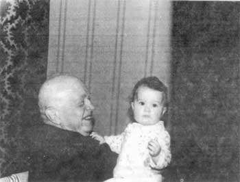 В.И.Яздовский с внучкой Леночкой (1987 г.)