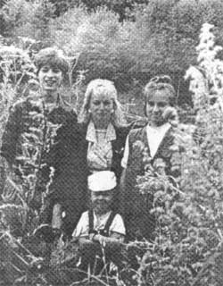 Дочь В.И.Яздовского Светлана Владимировна Яздовская с детьми Олей, Игорем и Полиной (июнь 1996 г.)
