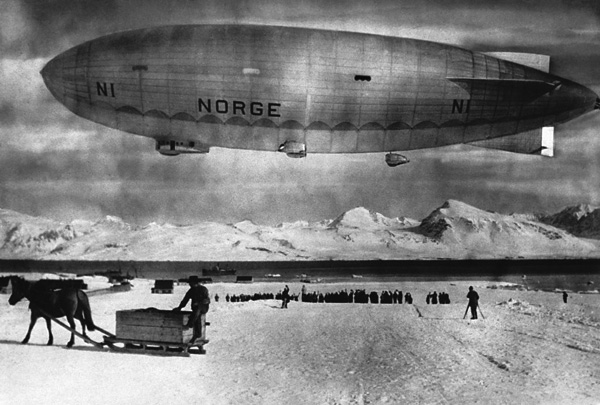 11 мая 1926 года начался первый трансарктический перелёт на дирижабле «Норвегия» со Шпицбергена на Аляску через Северный полюс. Экспедицией руководили норвежец Руаль Амундсен и американец Линкольн Элсуорт. Капитаном корабля стал итальянец Умберто Нобиле. 12 мая дирижабль достиг Северного полюса и был там 2,5 часа. Линкольн Элсуорт сбросил с дирижабля «Норвегия» на Северный полюс норвежский, итальянский и американский флаги.