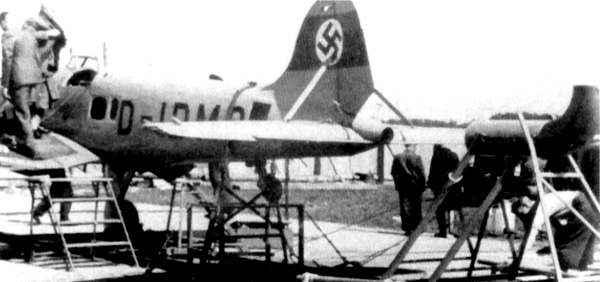 Подготовка He 112V3 к полёту с ракетным двигателем. Он взорвался почти сразу после фотографирования