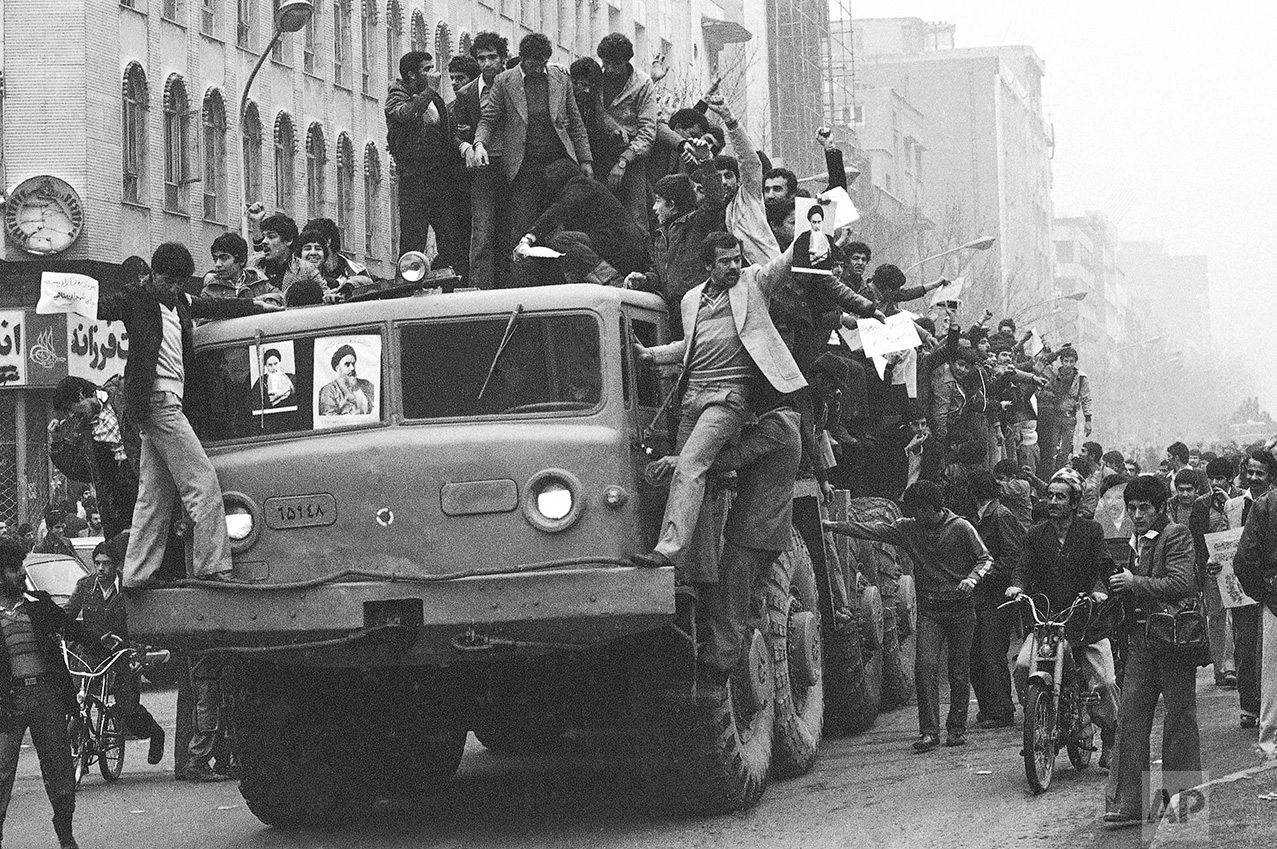 17 января 1979 года. Десятки демонстрантов, захвативших иранский армейский грузовик в центре Тегерана, ликуют: вчера шах бежал из Ирана