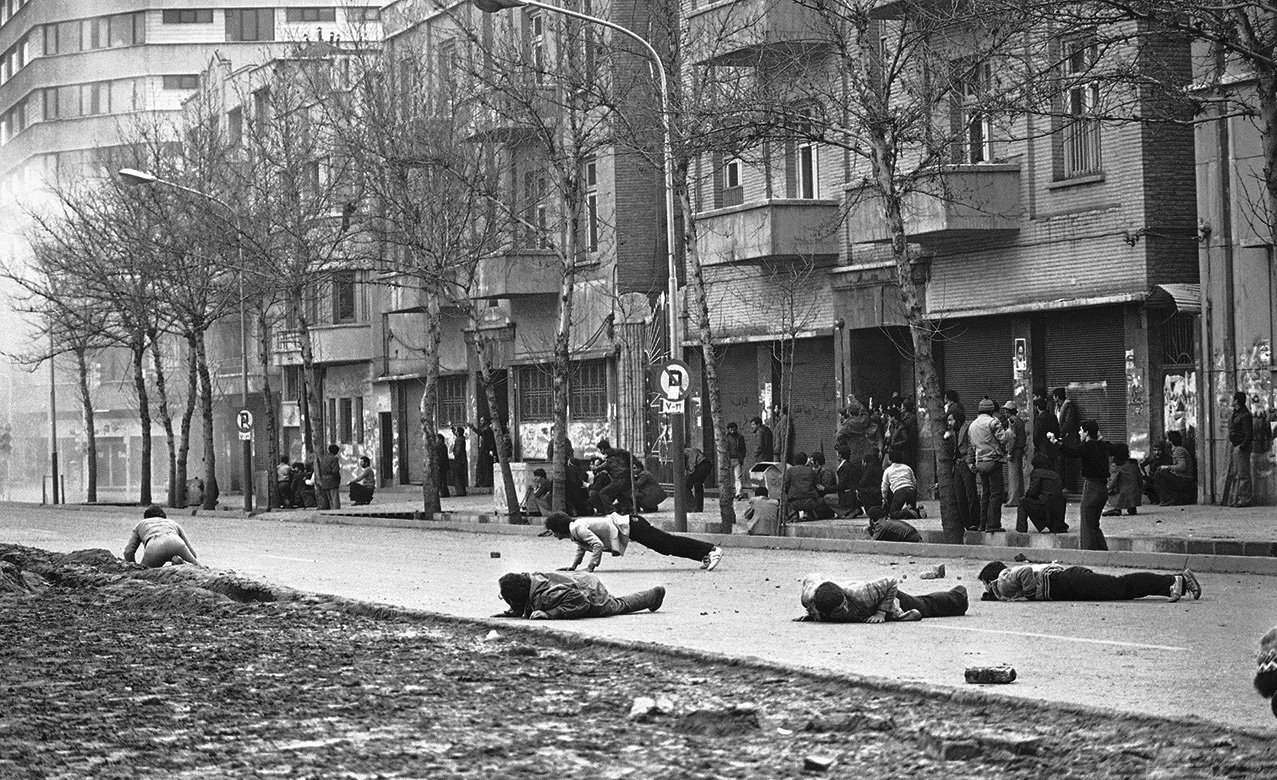 26 января 1979 года в Тегеране стреляют, демонстранты прячутся от пуль. По меньшей мере пять человек убиты, многие ранены. Пятница, ожидалось, что аятолла Хомейни вернется в Иран, но иранская армия блокировала аэропорт