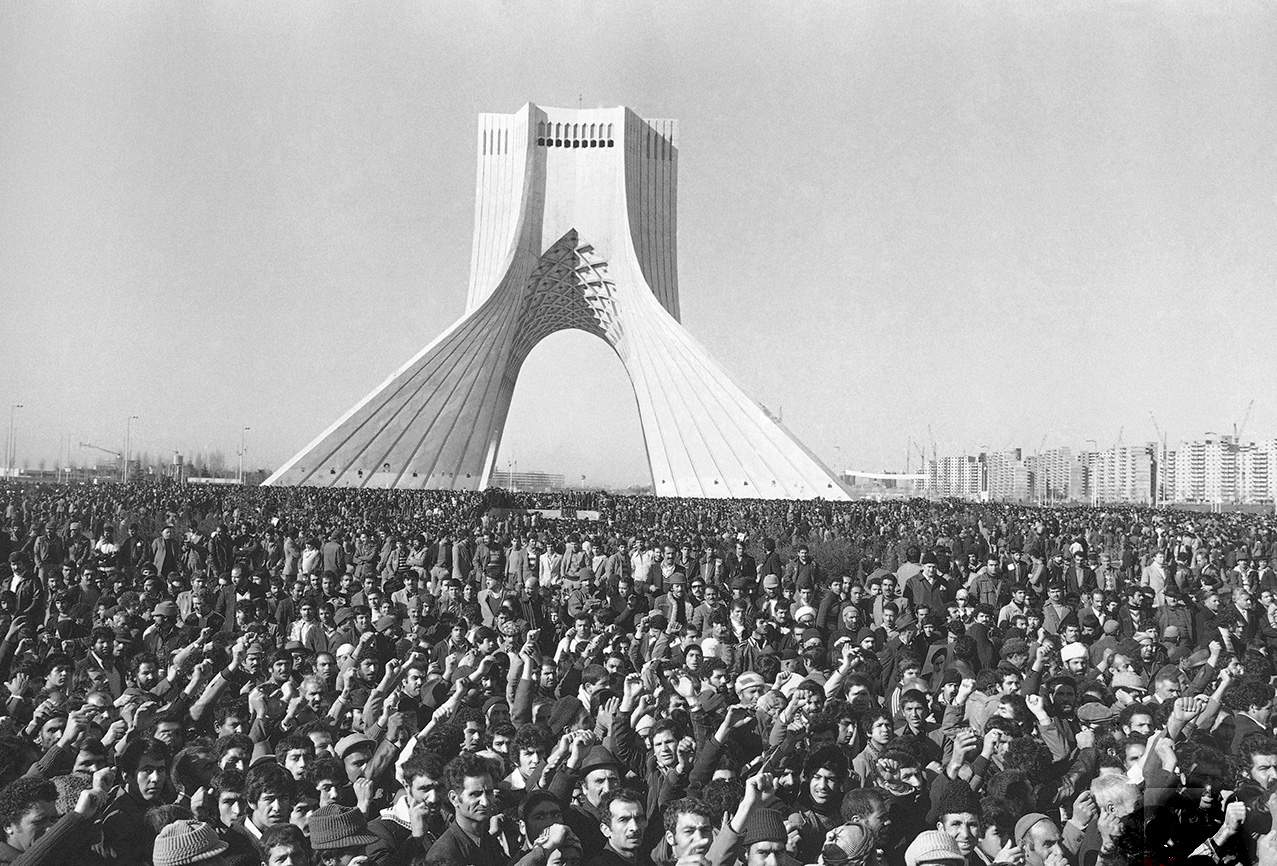 27 января 1979 года, Тегеран. Сотни тысяч людей скандируют «смерть Бахтияру, если Хомейни не вернётся»